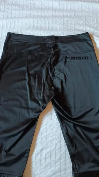Pantalón pirata negro