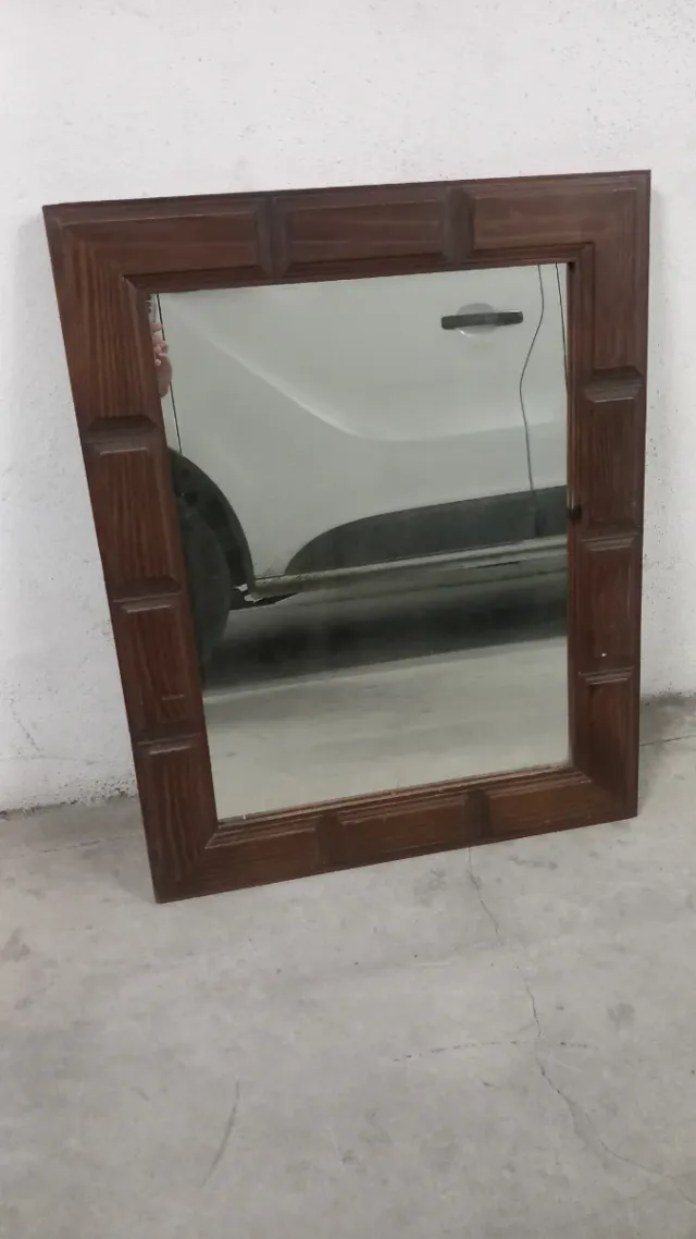 Specchio in legno con cornice decorata