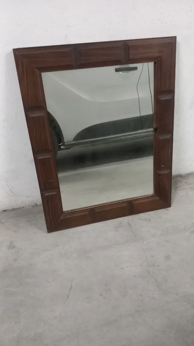 Specchio in legno con cornice decorata