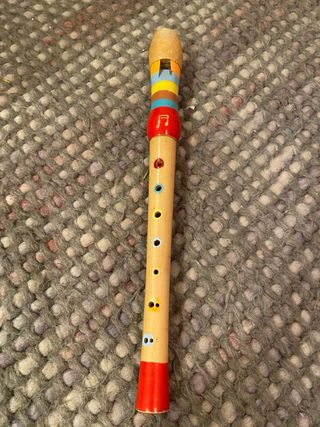 Flauta, rallador y castañuelas de madera