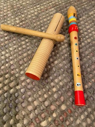 Flauta, rallador y castañuelas de madera