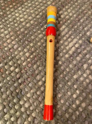 Flauta, rallador y castañuelas de madera