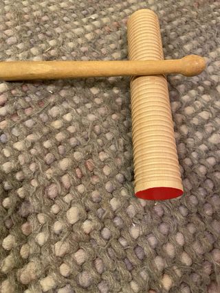 Flauta, rallador y castañuelas de madera