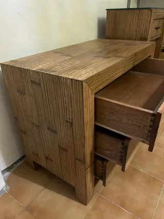Cómoda de bambú y madera.