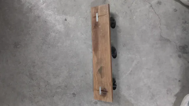 Appendiabiti rustico in legno e metallo