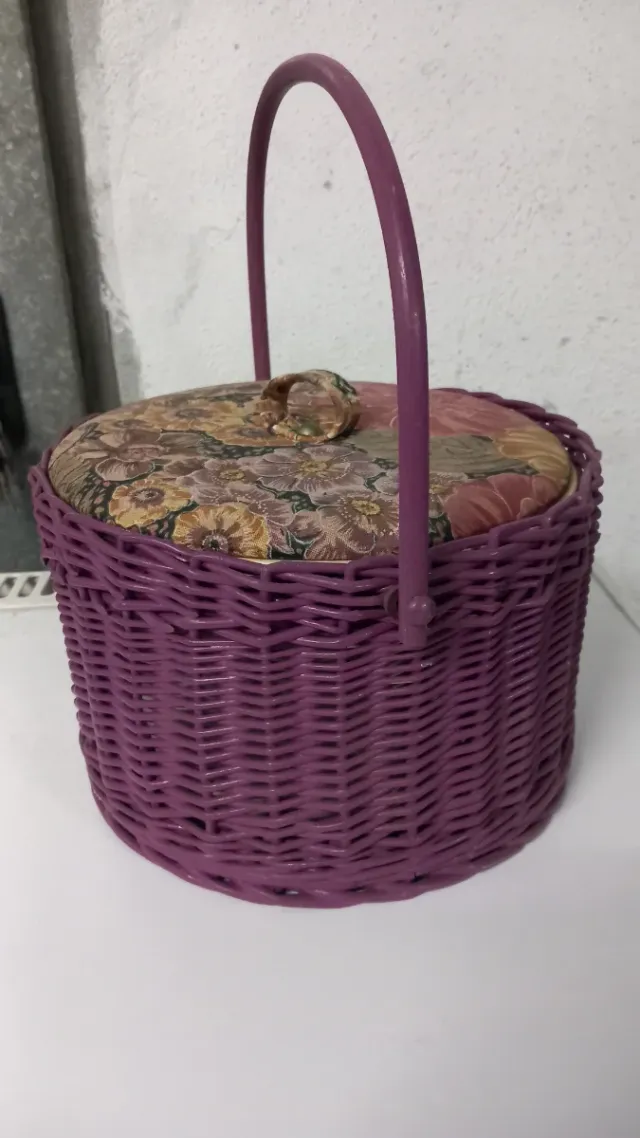 Antico astuccio per cucito in vimini e stoffa