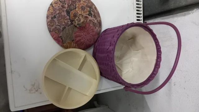 Antico astuccio per cucito in vimini e stoffa