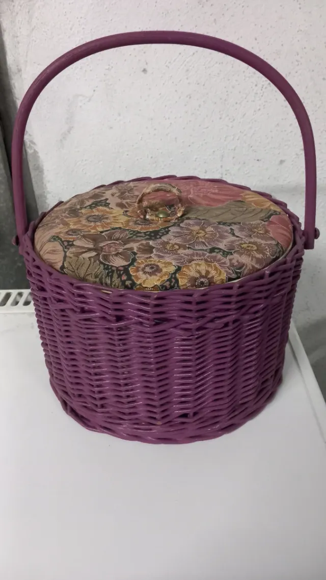 Antico astuccio per cucito in vimini e stoffa