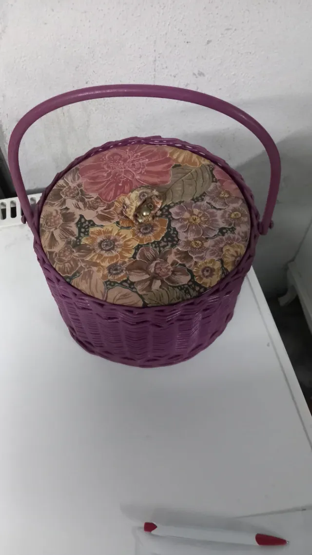 Antico astuccio per cucito in vimini e stoffa