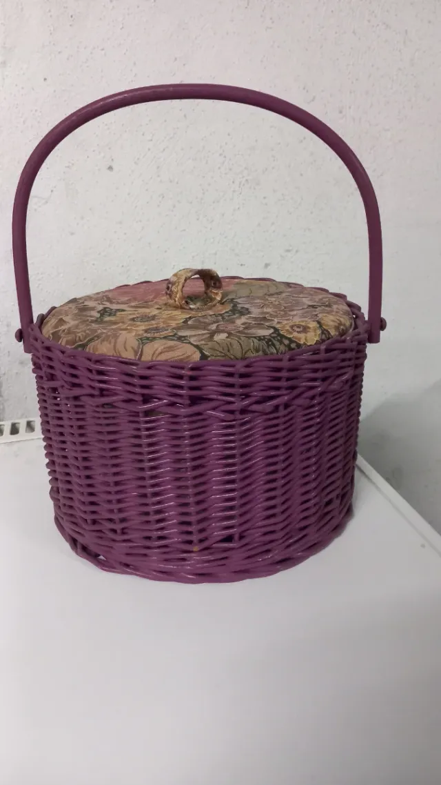 Antico astuccio per cucito in vimini e stoffa