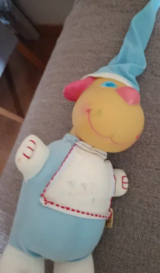 Peluche de perro con gorro azul