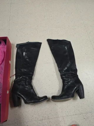 Botas altas de cuero negras para mujer