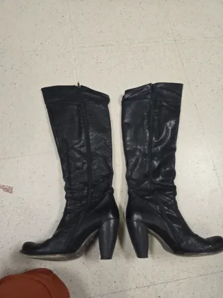 Botas altas de cuero negras para mujer