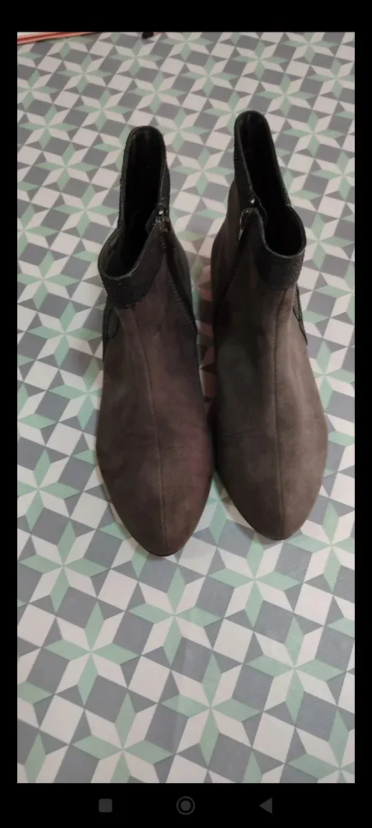 Botines planos en gris