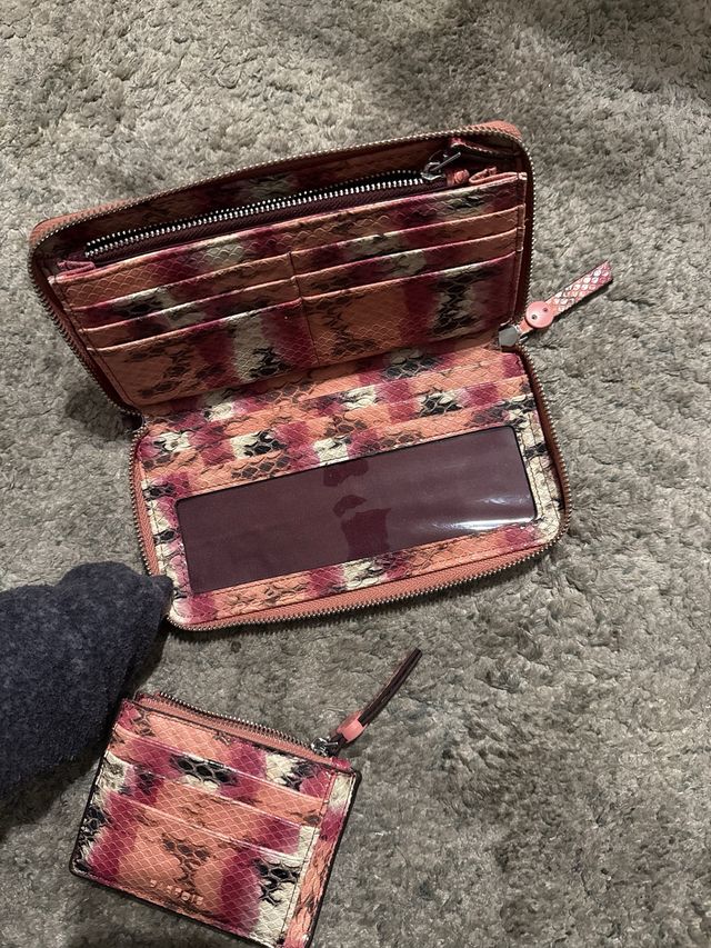 Cartera Parfois grande y pequeña estampado serpien