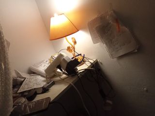 Lámpara de mesa dorada y naranja