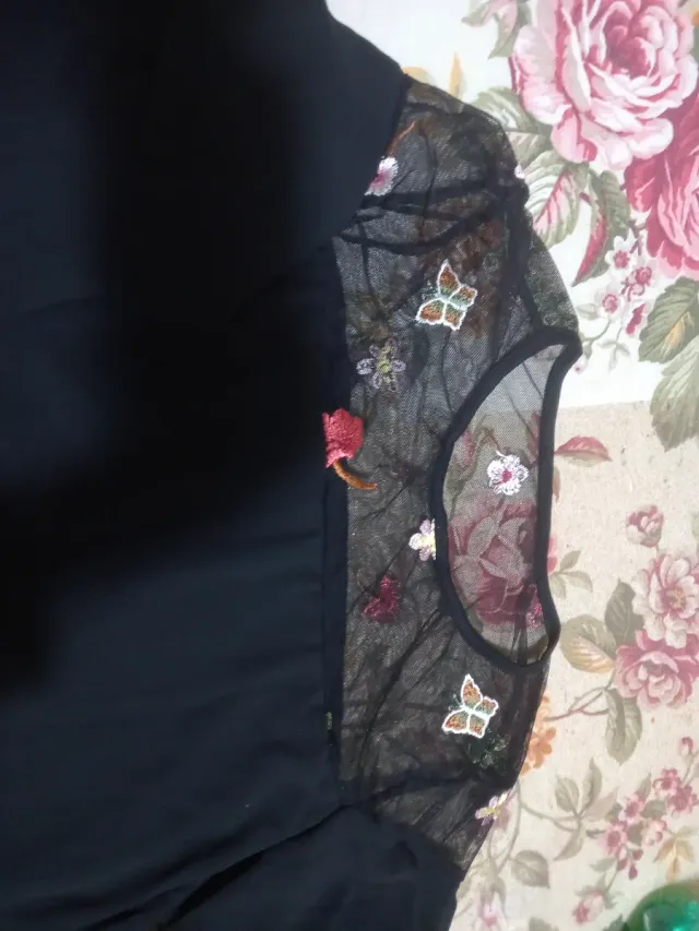 Maglia nera donna con pizzo ricamato di fiori.