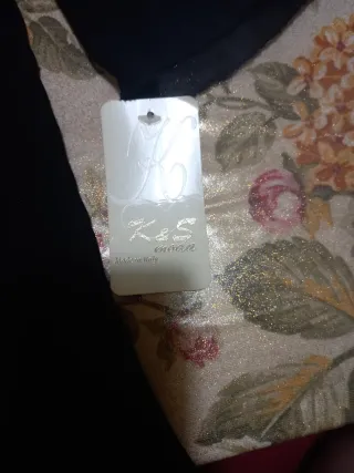 Maglia nera donna con pizzo ricamato di fiori.