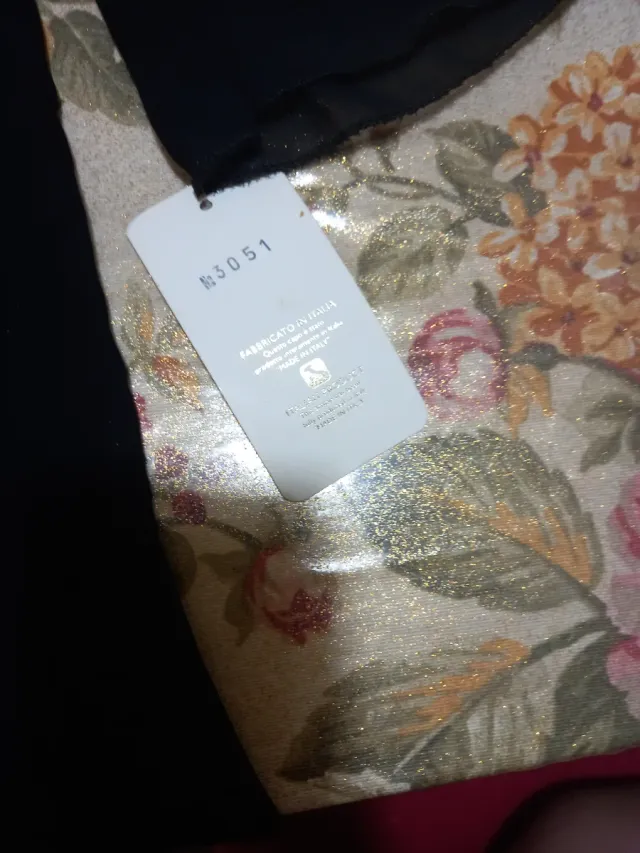 Maglia nera donna con pizzo ricamato di fiori.