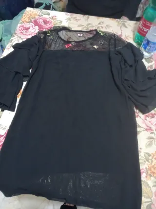 Maglia nera donna con pizzo ricamato di fiori.