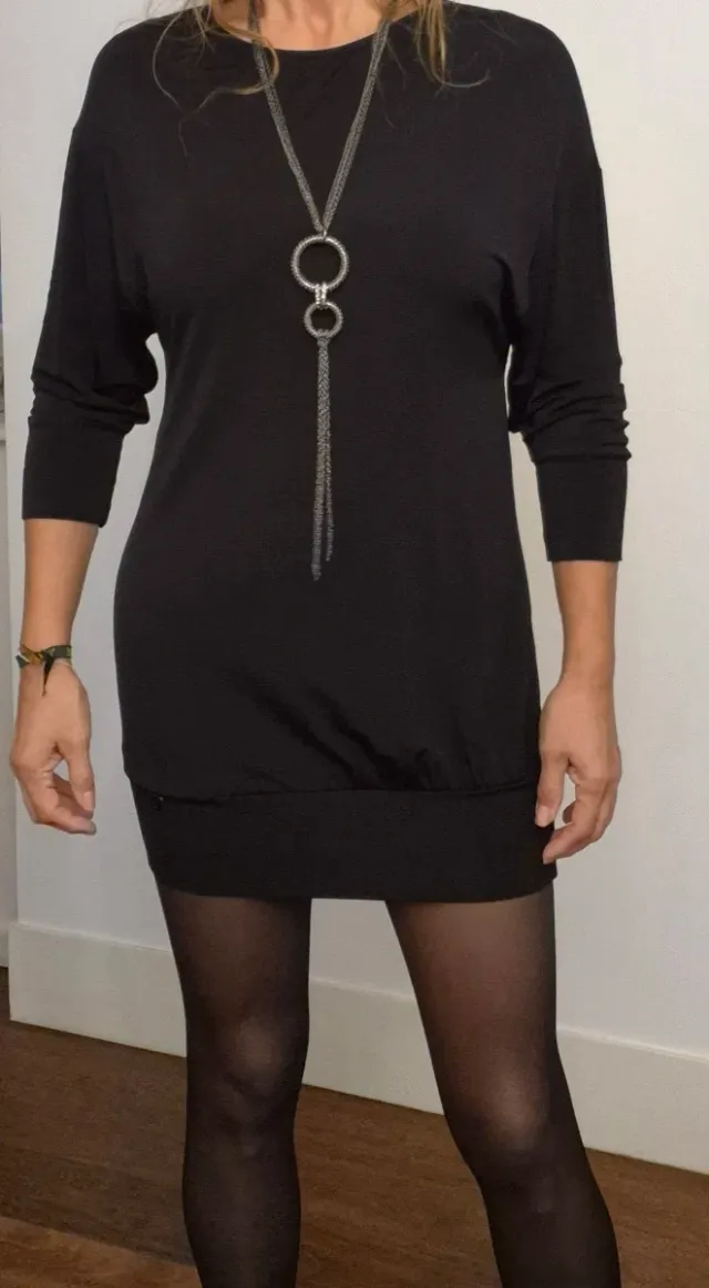 Vestido Amy Gee Negro y colgante