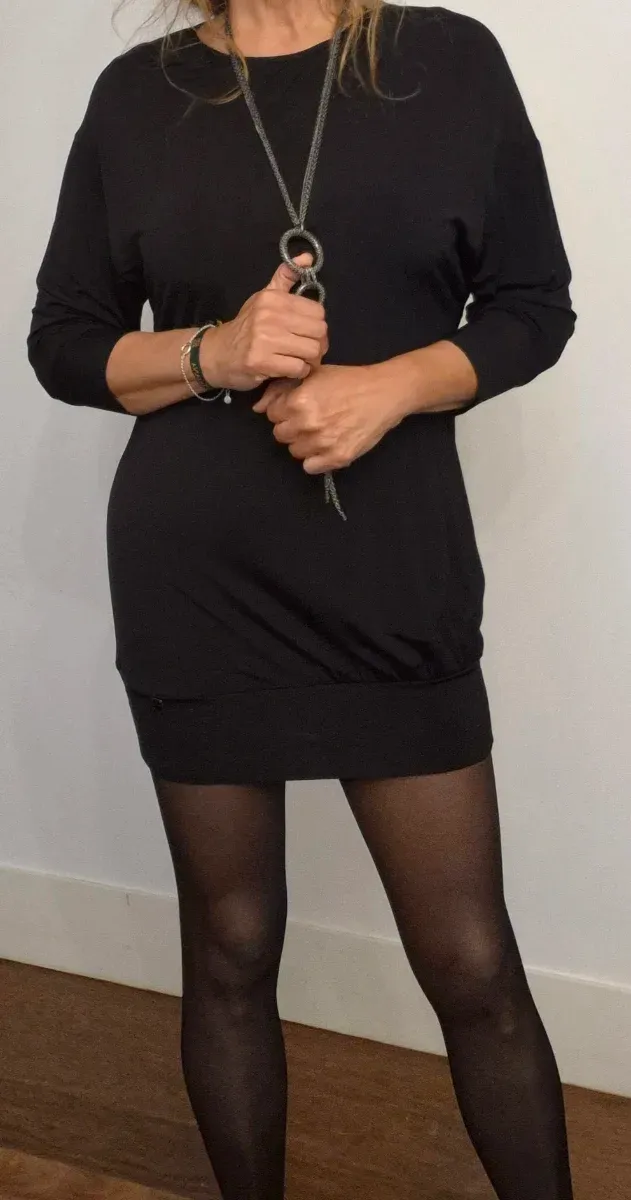 Vestido Amy Gee Negro y colgante