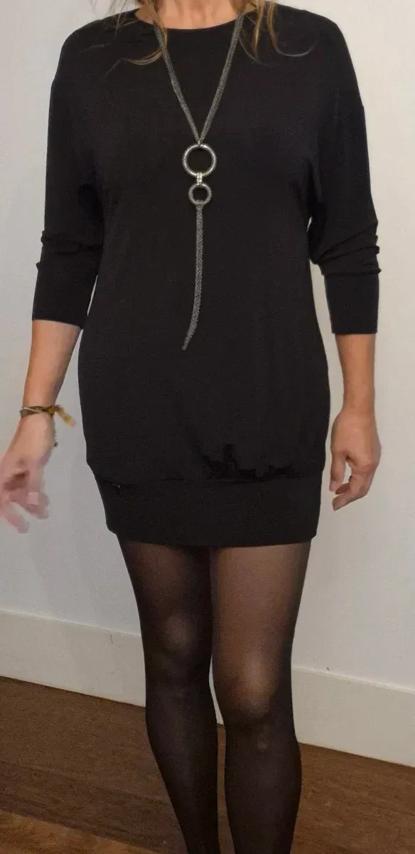 Vestido Amy Gee Negro y colgante