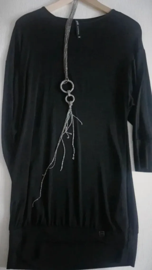 Vestido Amy Gee Negro y colgante