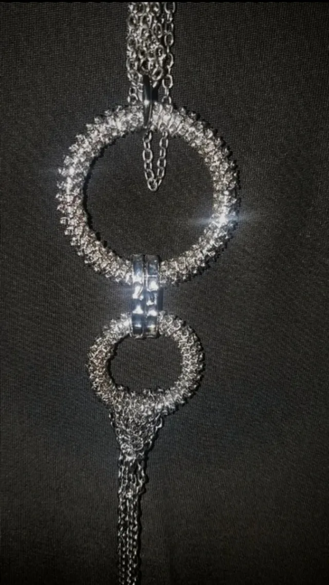 Vestido Amy Gee Negro y colgante