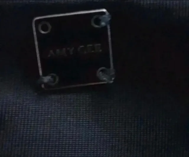 Vestido Amy Gee Negro y colgante