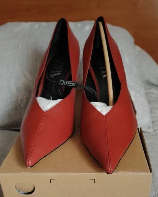Zapatos de tacón Zara piel rojos