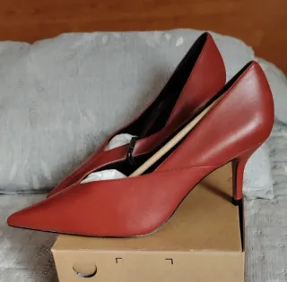 Zapatos de tacón Zara piel rojos