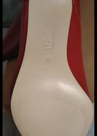 Zapatos de tacón Zara piel rojos