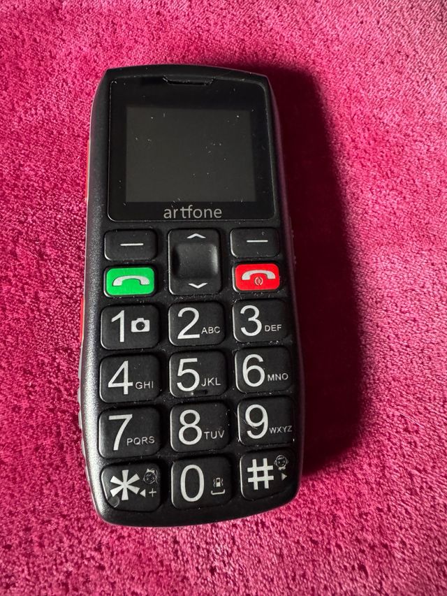 Teléfono móvil Artfone negro y rojo