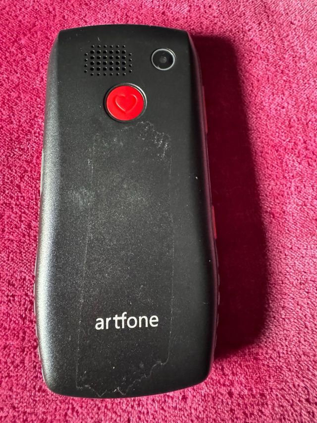 Teléfono móvil Artfone negro y rojo