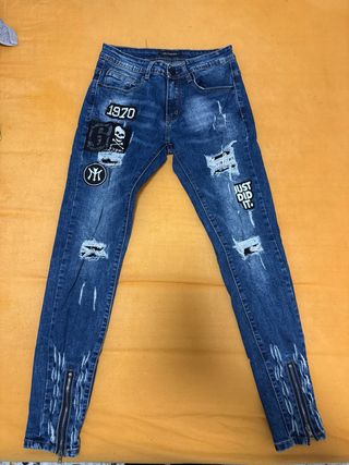 Pantalón tejano con parches y cremalleras