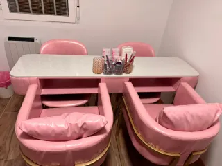 Tavolo per manicure rosa e bianco
