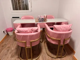Tavolo per manicure rosa e bianco