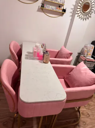 Tavolo per manicure rosa e bianco