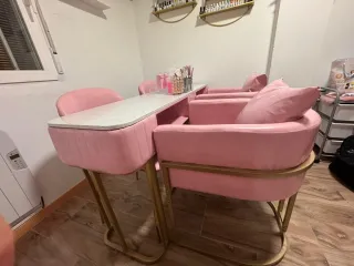 Tavolo per manicure rosa e bianco