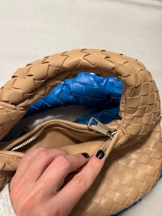 Bolso trenzado beige y azul,estilo bottega veneta