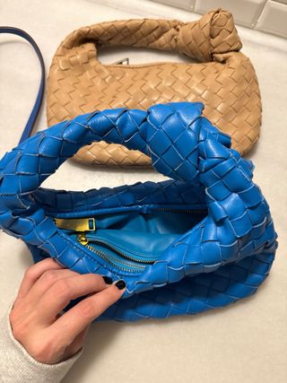 Bolso trenzado beige y azul,estilo bottega veneta