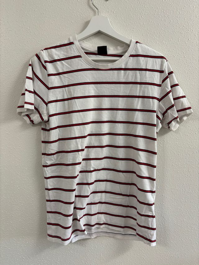 Camiseta de rayas rojas y blancas