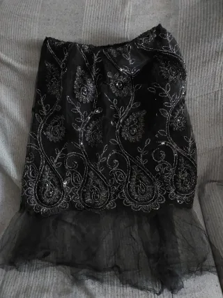 Falda tul negra con pasamanería plateada