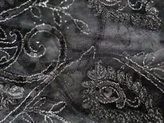 Falda tul negra con pasamanería plateada