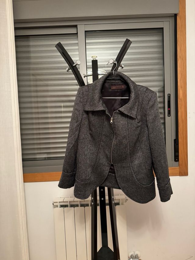 Chaqueta Zara gris/negra corta