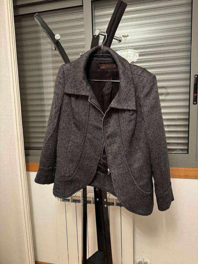 Chaqueta Zara gris/negra corta