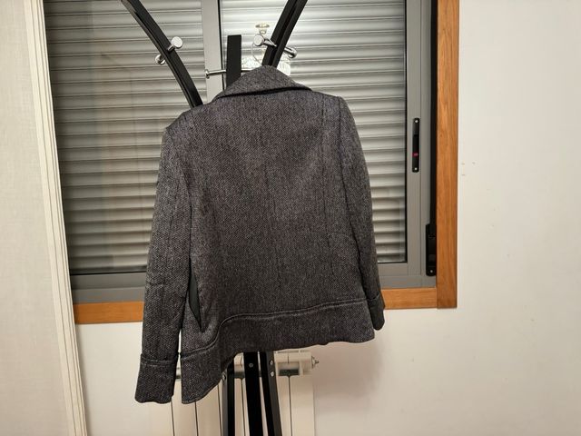 Chaqueta Zara gris/negra corta