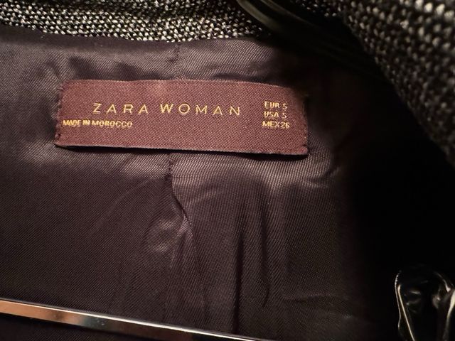 Chaqueta Zara gris/negra corta