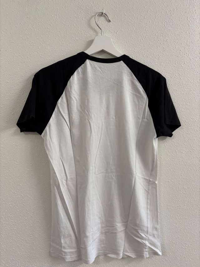 Camiseta blanca con mangas negras